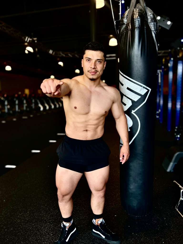 Cris Coach - Entrenador personal en Orlando Florida apuntando al frente